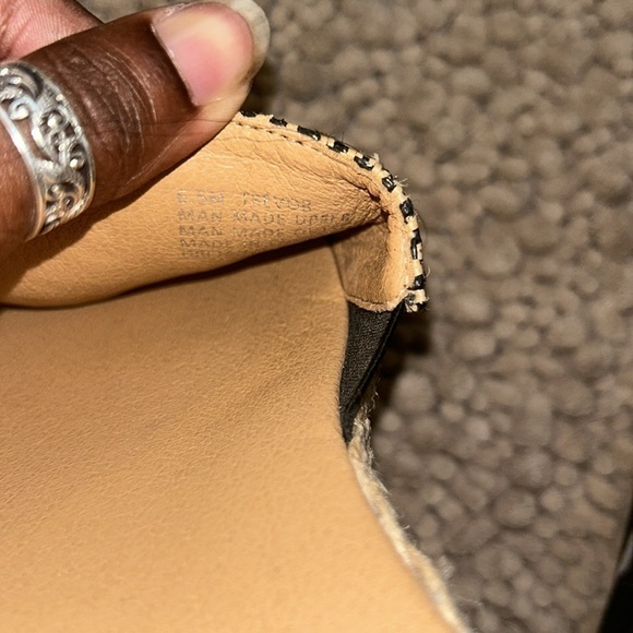 Tommy Bahama slides on a size 6.5 woman - Picture 6 of 10